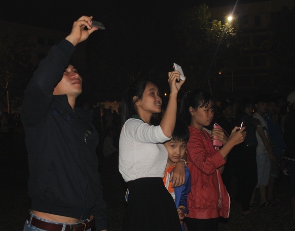 Nhiều bạn trẻ ghi lại ghi lại giây phút giao thừa linh thiêng (ảnh Doãn Công)