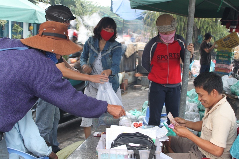 Bánh chưng, bánh tét hút khách người bán người và người mua đều phấn khởi