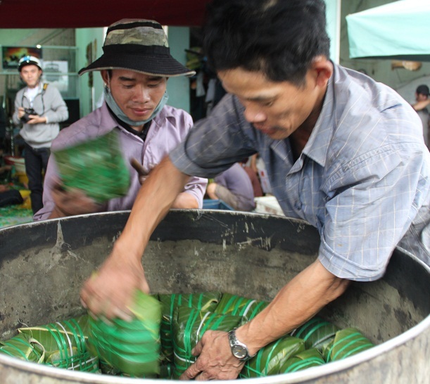 Bánh gói xong cho vào nồi luộc 12 tiếng đồng hồ cho nhừ bánh