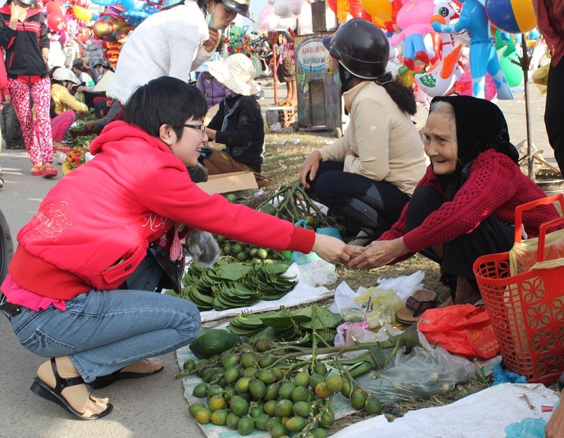 Bạn trẻ mua quả cau, lá trầu cho thắm duyên nồng