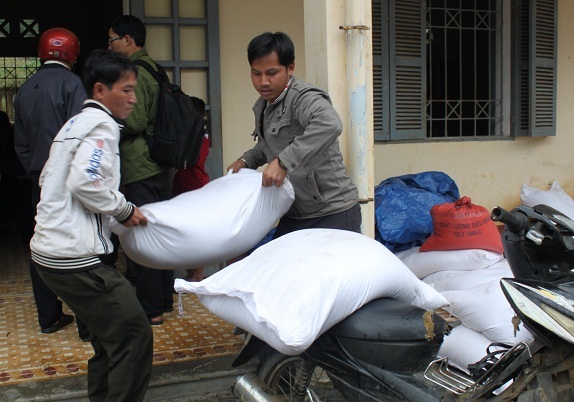 Gạo cứu trợ cho dân cũng bị cắt xén (ảnh minh họa)