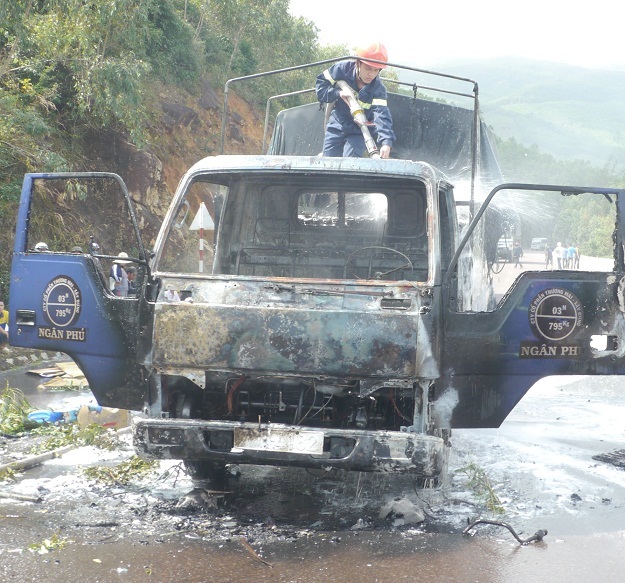 Khoảng 30 phút ngọn lửa mới được dập tắt hoàn toàn