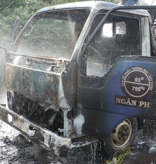 Xe tải bị cháy rụi, lái xe may mắn thoát nạn