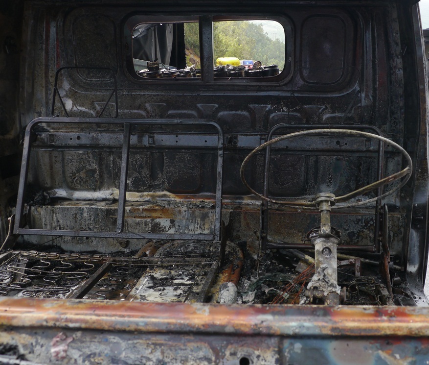 Xe tải bị cháy rụi, lái xe may mắn thoát nạn