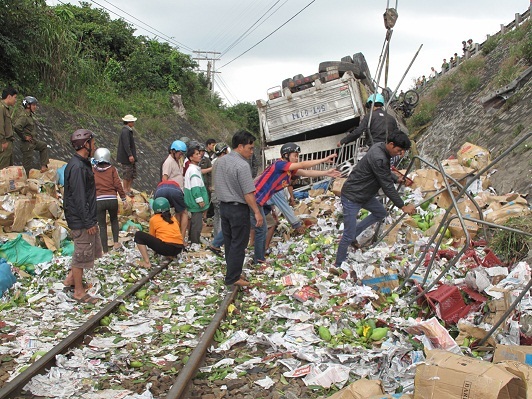 Xe tải rơi từ độ cao hơn 11m xuống đường sắt, 5 người trọng thương - 1 Vụ tai nạn làm 5 người bị thương nặng, tuyến đường sắt Bắc- Nam bị tê liệt nhiều giờ