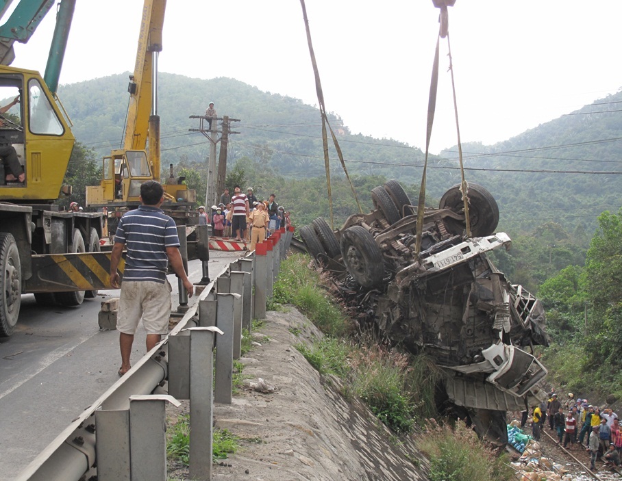 Xe tải rơi từ độ cao hơn 11m xuống đường sắt, 5 người trọng thương - 2 Đến trưa nay chiếc xe tải đã được cẩu lên, đường sắt Bắc - Nam được thông tuyến