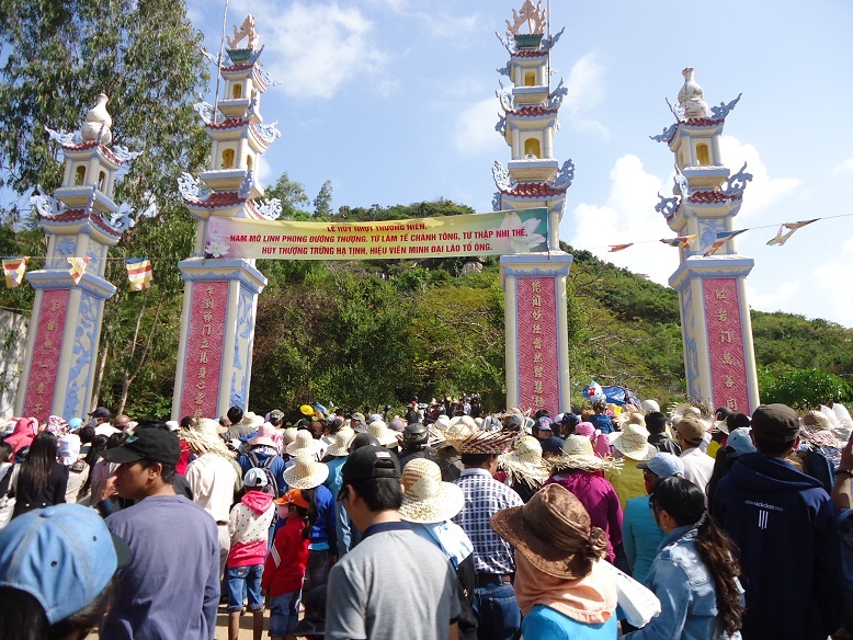 Hàng vạn người rồng rắn đi lễ hội chùa ông Núi