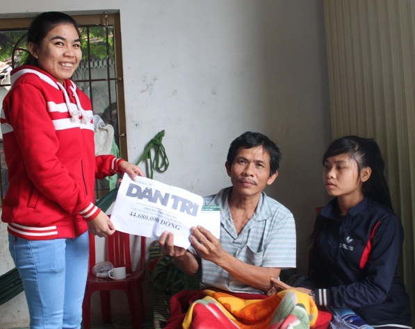 Đại diện địa phương trao số tiền 44.680.000 đến gia đình anh Thanh