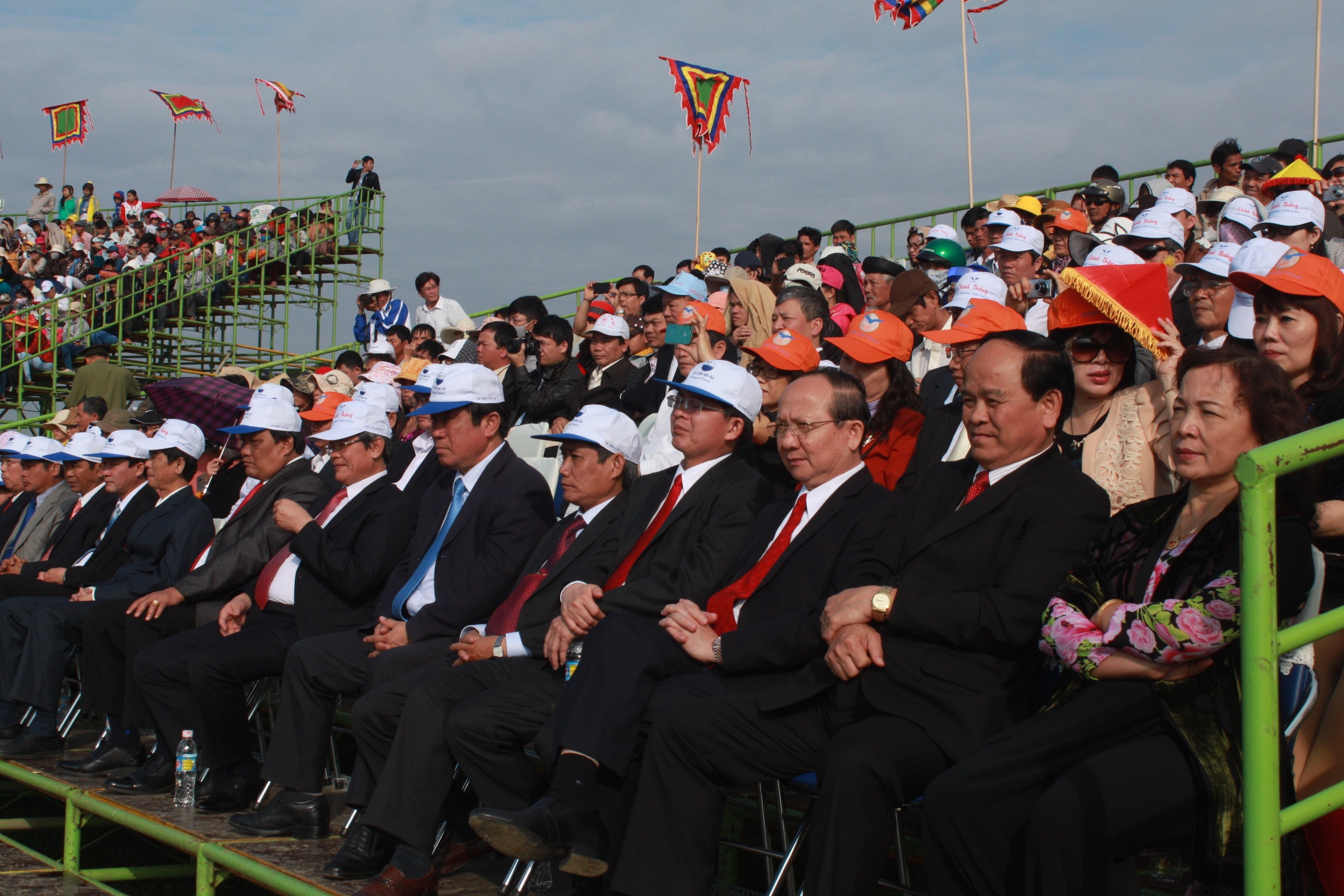 Đông đảo người dân tham dự lễ hội