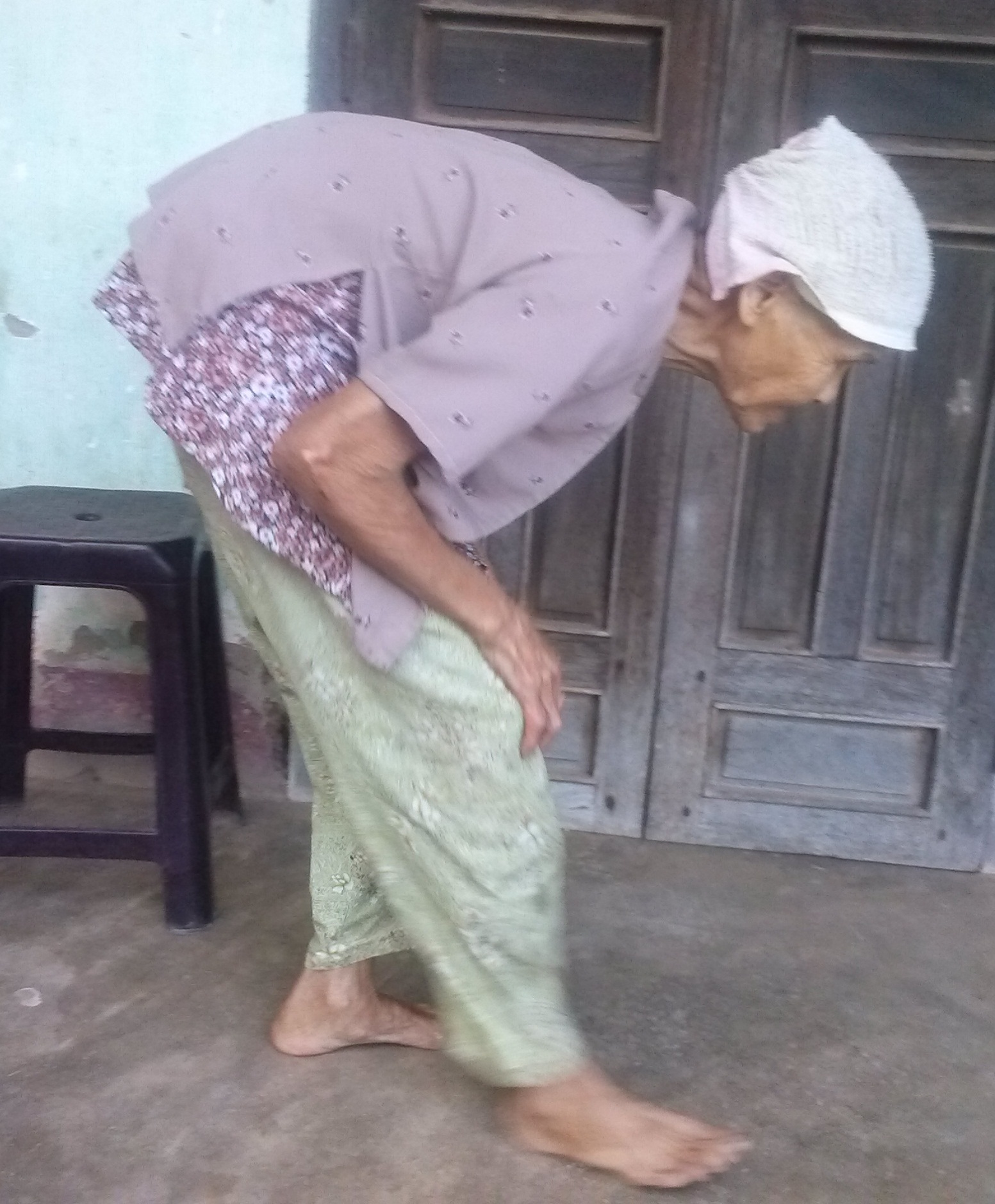 Cụ Phiếu một đời còng lưng nuôi con, để cuối đời 3 con trai đẩy ra đường vì sợ phụng dưỡng mẹ