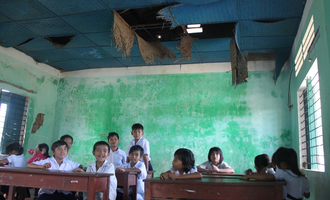 Phòng học xuống cấp tiềm ẩn những nguy hiểm cho học sinh (ảnh minh họa)