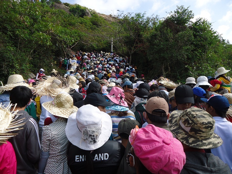 Hàng vạn người dân rồng rắn lên chùa ông núi ngày giỗ