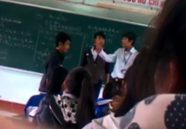Giải trình về vụ thầy đánh trò, trò đánh trả lại thầy - 1 Thấy giáo đánh học trò nhận mình đã sai và rất hối hận.