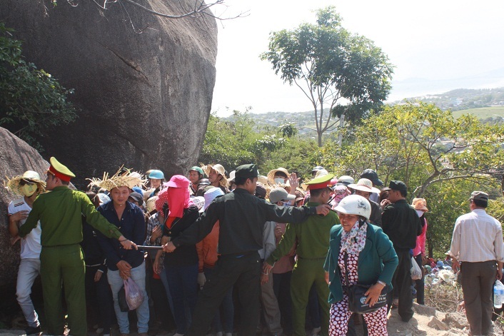 Lực lượng công an phải dàn hàng chặn để cho từng đợt tránh tình trạng chen lấn