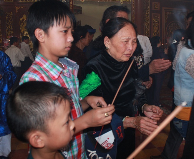 Từ người già đến trẻ cũng về thắp hương tưởng nhớ công lao anh em nhà Tây Sơn và các võ thần