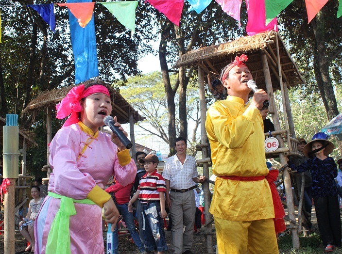 Du khách còn được xem hội bài Chòi cổ