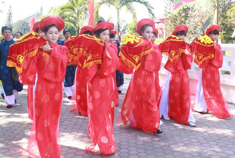 Lễ dâng hương, dâng hoa được tổ chức theo nghi lễ truyền thống