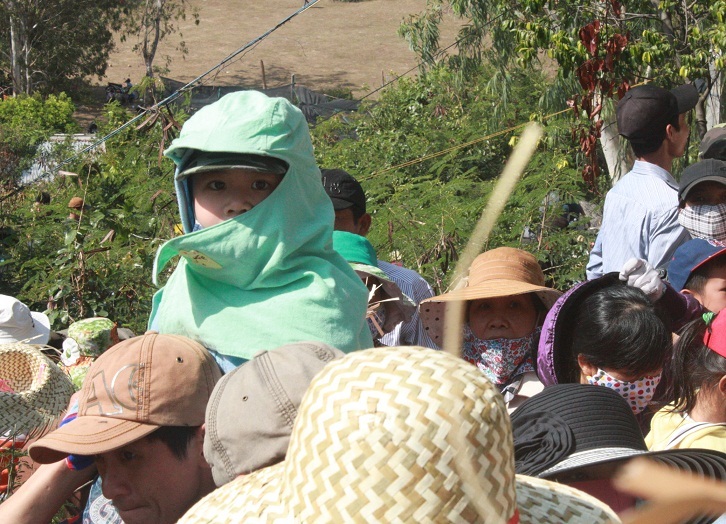 Nhiều người chưa lên tới chùa đã xỉu vì người đông như nêm 