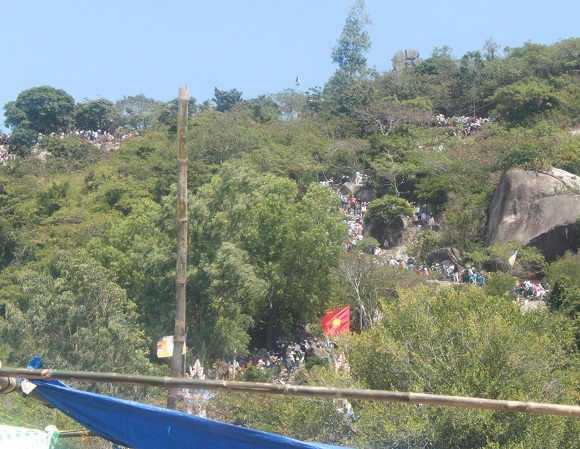 Hàng vạn người dân rồng rắn lên chùa ông núi ngày giỗ