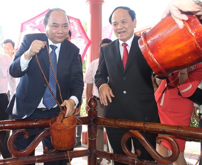 Sau khi dâng hoa, dâng hương là lễ uống nước giếng thần nhà Tây Sơn