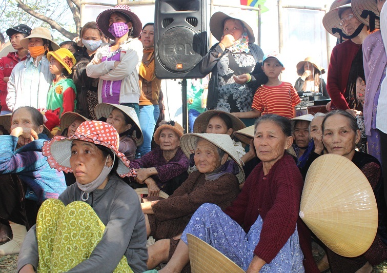 Các cụ già dù trời nắng vẫn về dự lễ