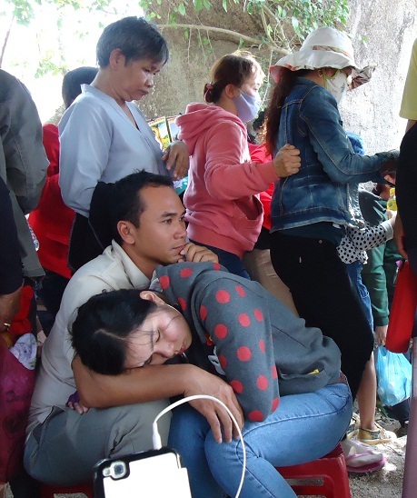 Nhiều người chưa lên tới chùa đã xỉu vì người đông như nêm 