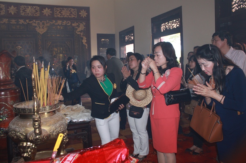 Hàng ngàn người dân, du khách về thắp hương tại điện thờ Tây Sơn