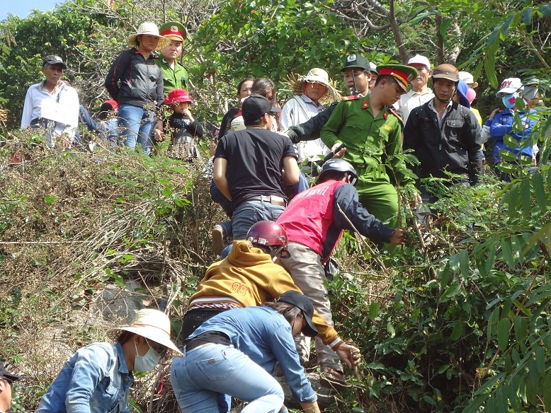 Nhiều người tìm đường mới lên núi cho nhanh