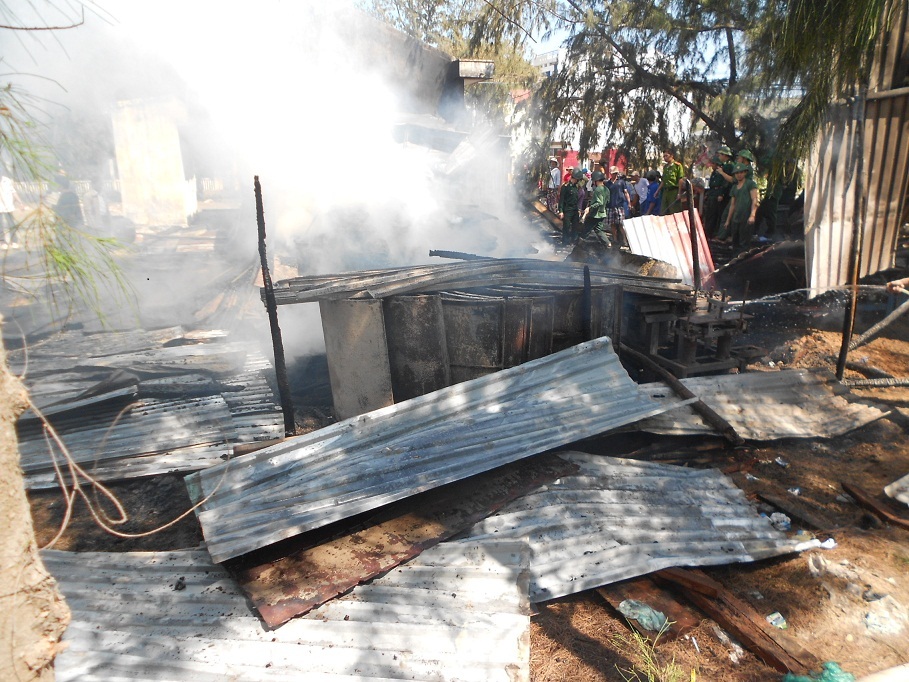 Vụ cháy thiêu rụi nhiều gỗ tập kết tại kho.