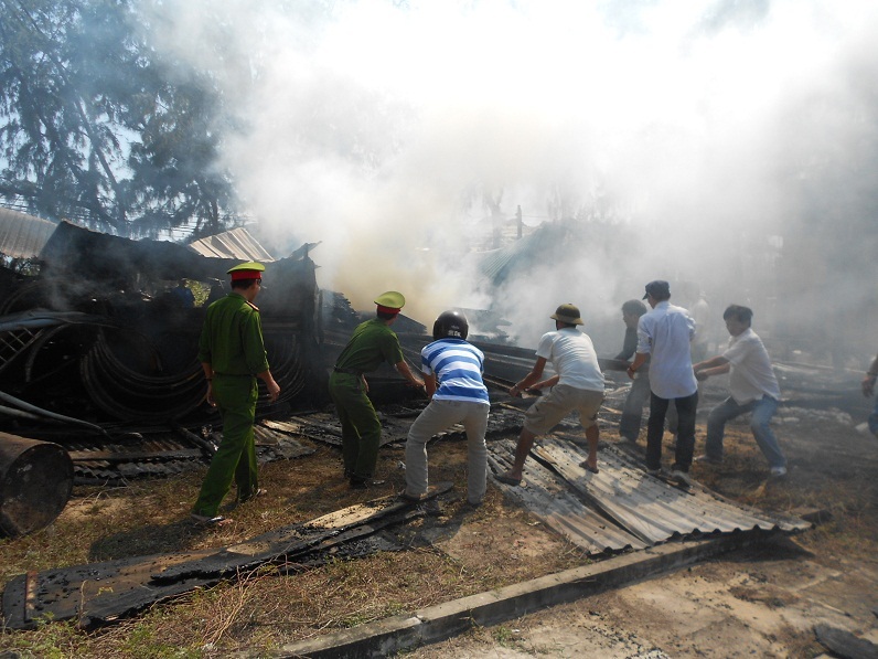 Lực lượng công an và người dân cùng tham gia chữa cháy