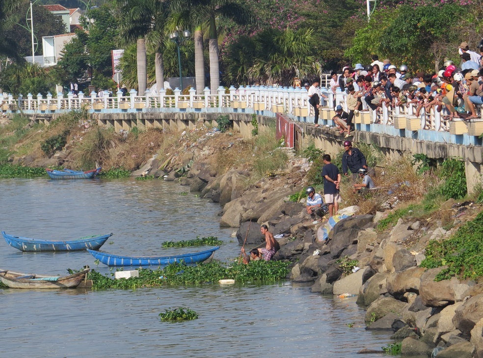 Đến 8 giờ sáng cùng ngày, thi nạn nhân được chính quyền địa phương và nhân dân vớt đưa lên bờ