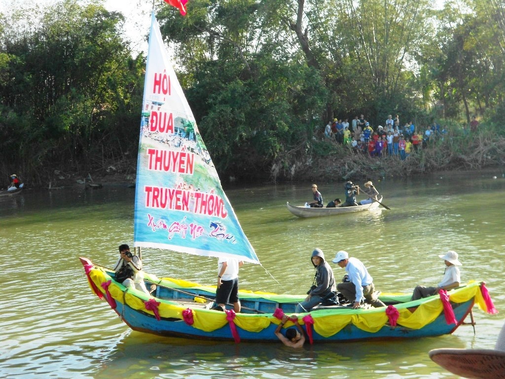 Hội đua thuyền truyền thống trên sông Gò Bồi (huyện Tuy Phước, Bình Định)