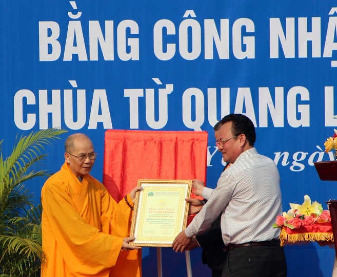 Trao bằng công nhận quần thể 20 cây xoài Chùa Từ Quang là Cây Di sản Việt Nam