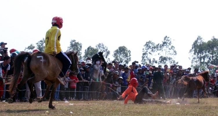  Một “kỵ sĩ” bị ngã ngựa sau vòng xuất phát