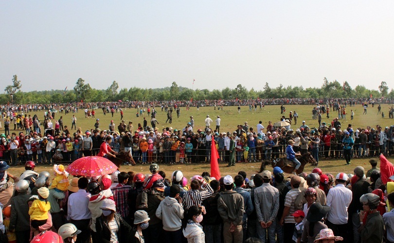 Hàng ngàn người dân và du khách đến xem Hội đua ngựa Gò Thì Thùng