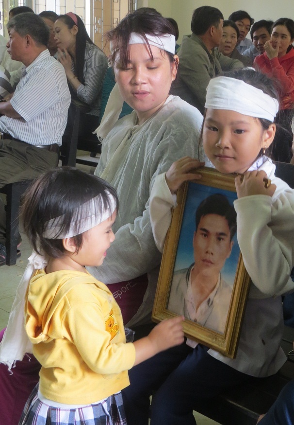 2 đứa con thơ của anh Kiều ngây ngô nhìn di ảnh cha