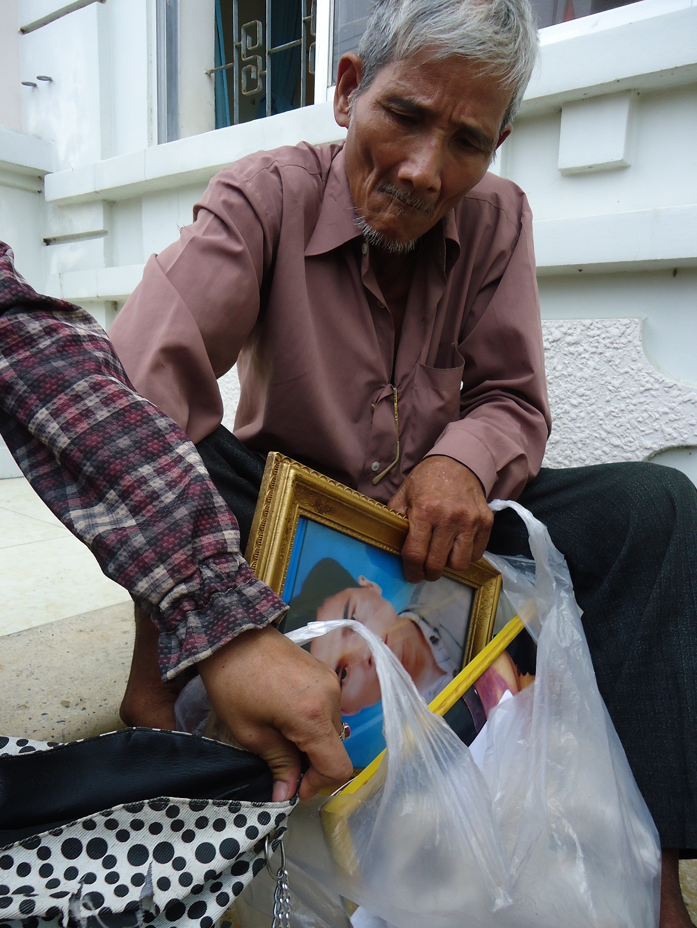 Cha nạn nhân Kiều hàng ngày cầm di ảnh con trai đến tòa