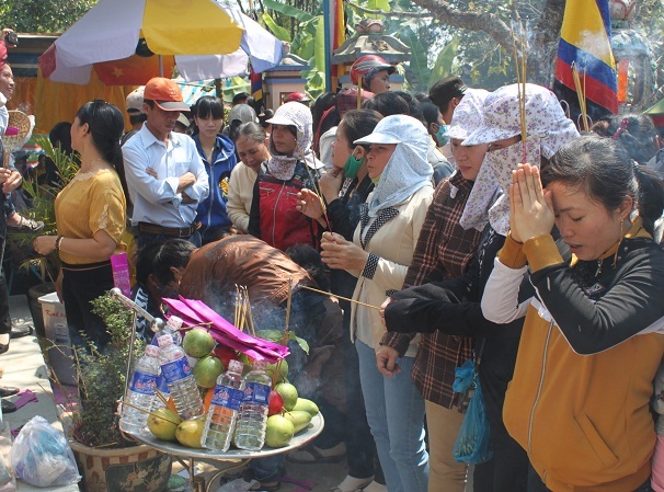 Thành kính dâng nén hương lên Thiên hậu thánh mẫu