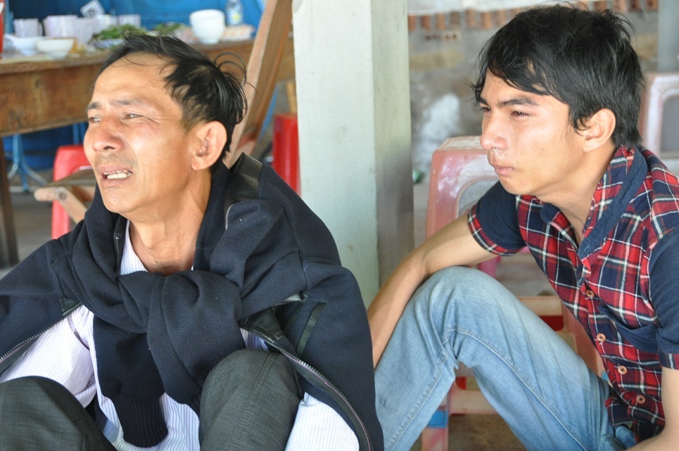 Nước mắt người thân vô vọng nhìn về phía biển ngóng tin.