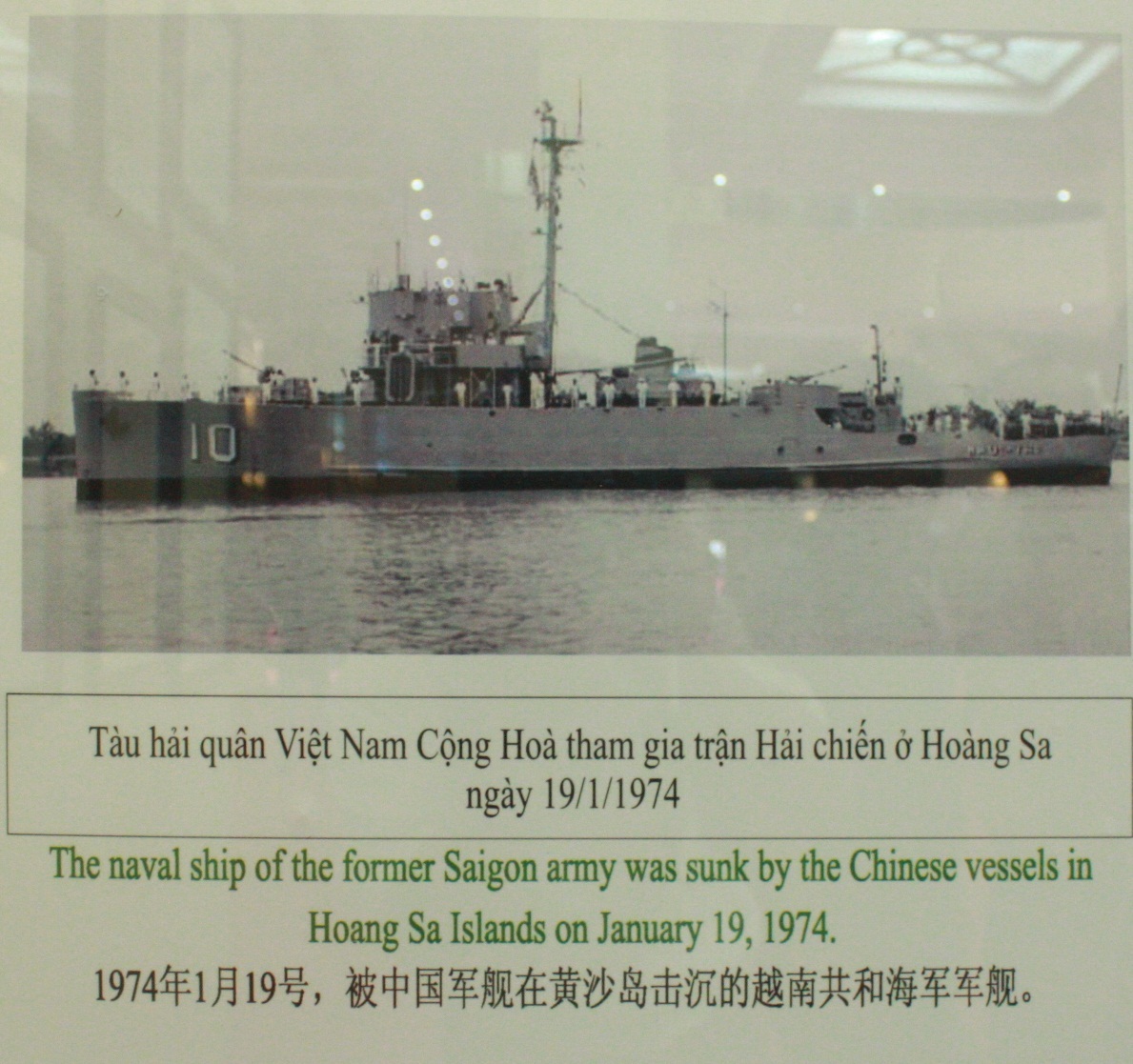 Lính bảo an người Việt đào giếng lấy nước trên đảo Hoàng Sa (ảnh chụp 1938)