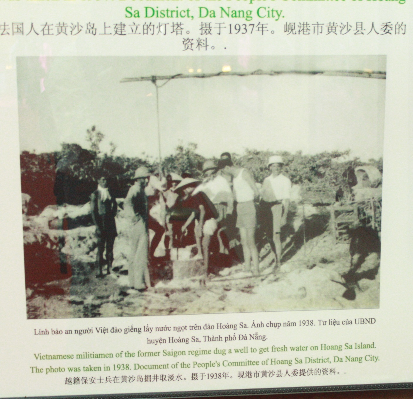 Lính bảo an người Việt đào giếng lấy nước trên đảo Hoàng Sa (ảnh chụp 1938)