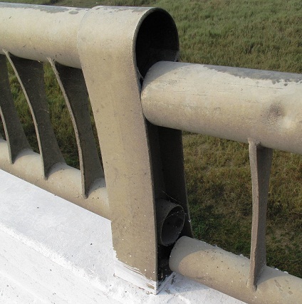 Lan can cầu bị lệnh do nhịp cầu bị rung chuyển