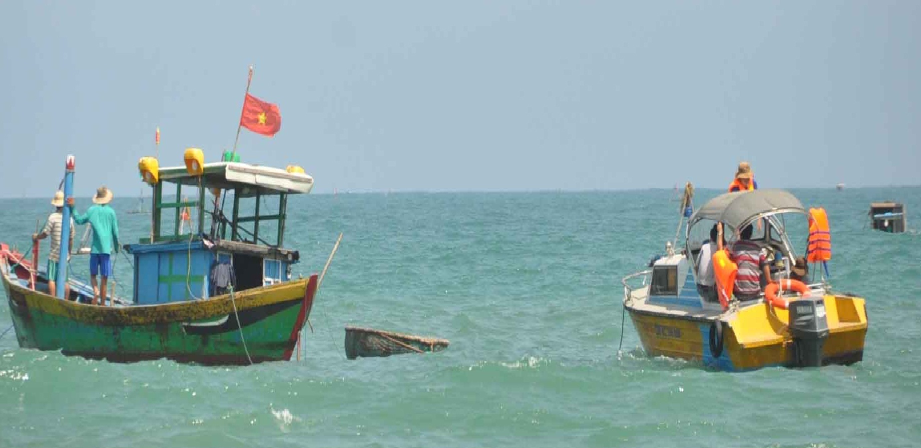 Các lực lượng chức năng, thuyền ngư dân nỗ lực tìm kiếm nhưng vẫn vô vọng