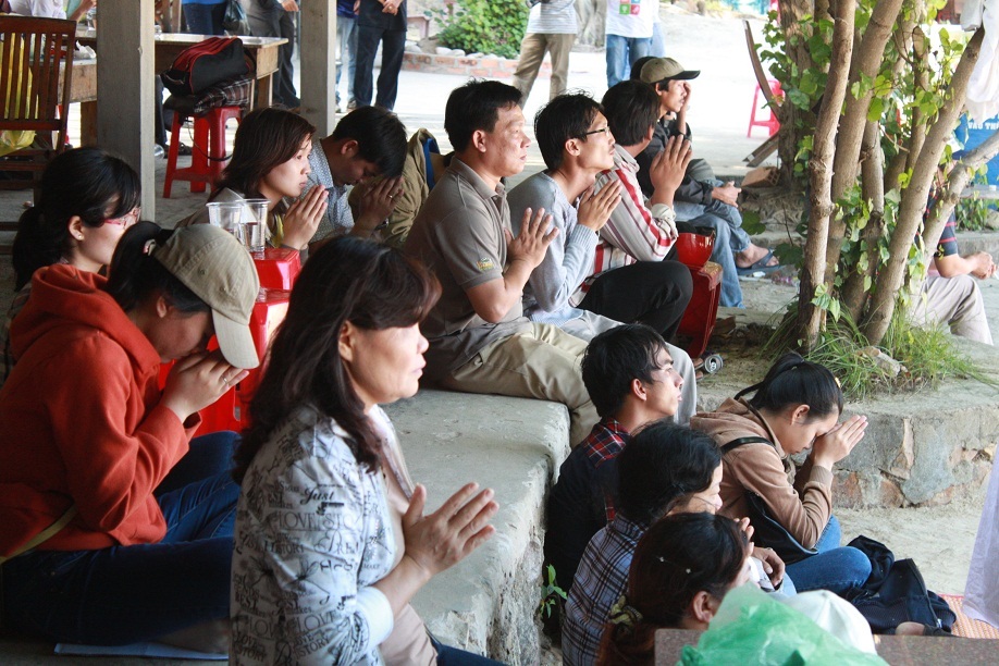 Thân nhân các nạn nhân cầu nguyện nhanh tìm thấy tung tích 