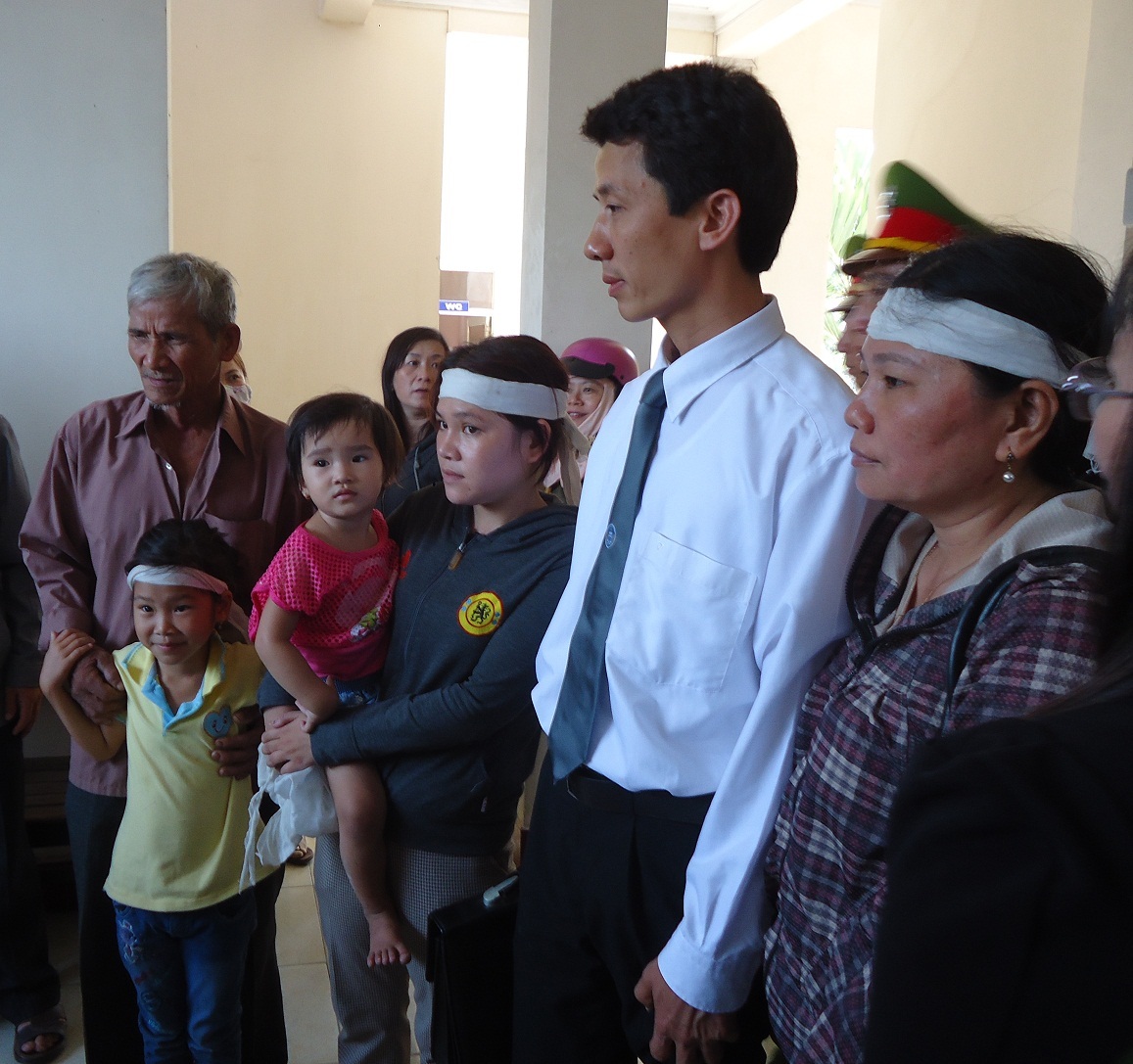 Luật sư Đôn (áo trắng) chia sẻ mất mát với gia đình người bị hai