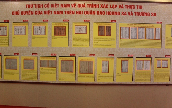 Lính bảo an người Việt đào giếng lấy nước trên đảo Hoàng Sa (ảnh chụp 1938)