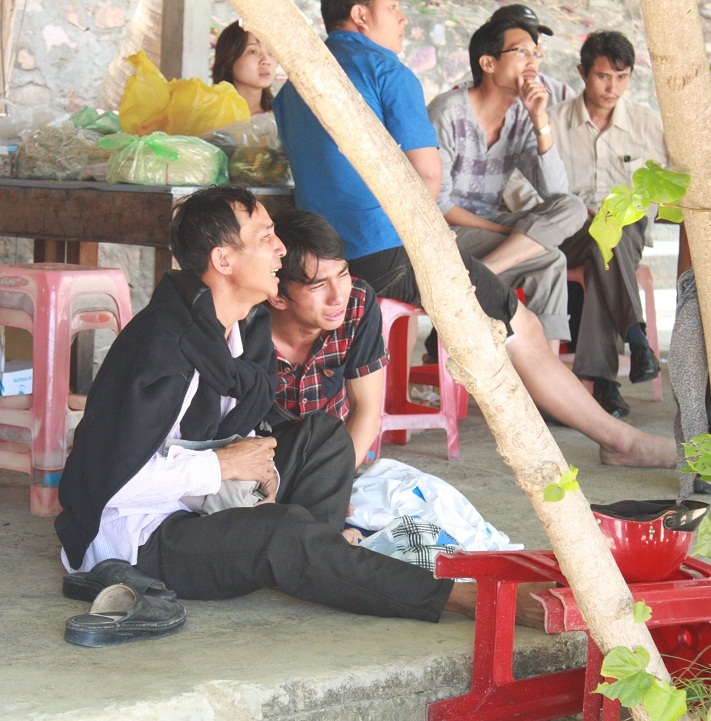 Người thân nạn nhân ngồi khóc bên bãi biển