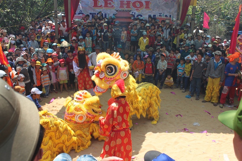 Người dân, du khách đến với lễ hội còn được xem nhiều trò chơi dân gian của Bình Định