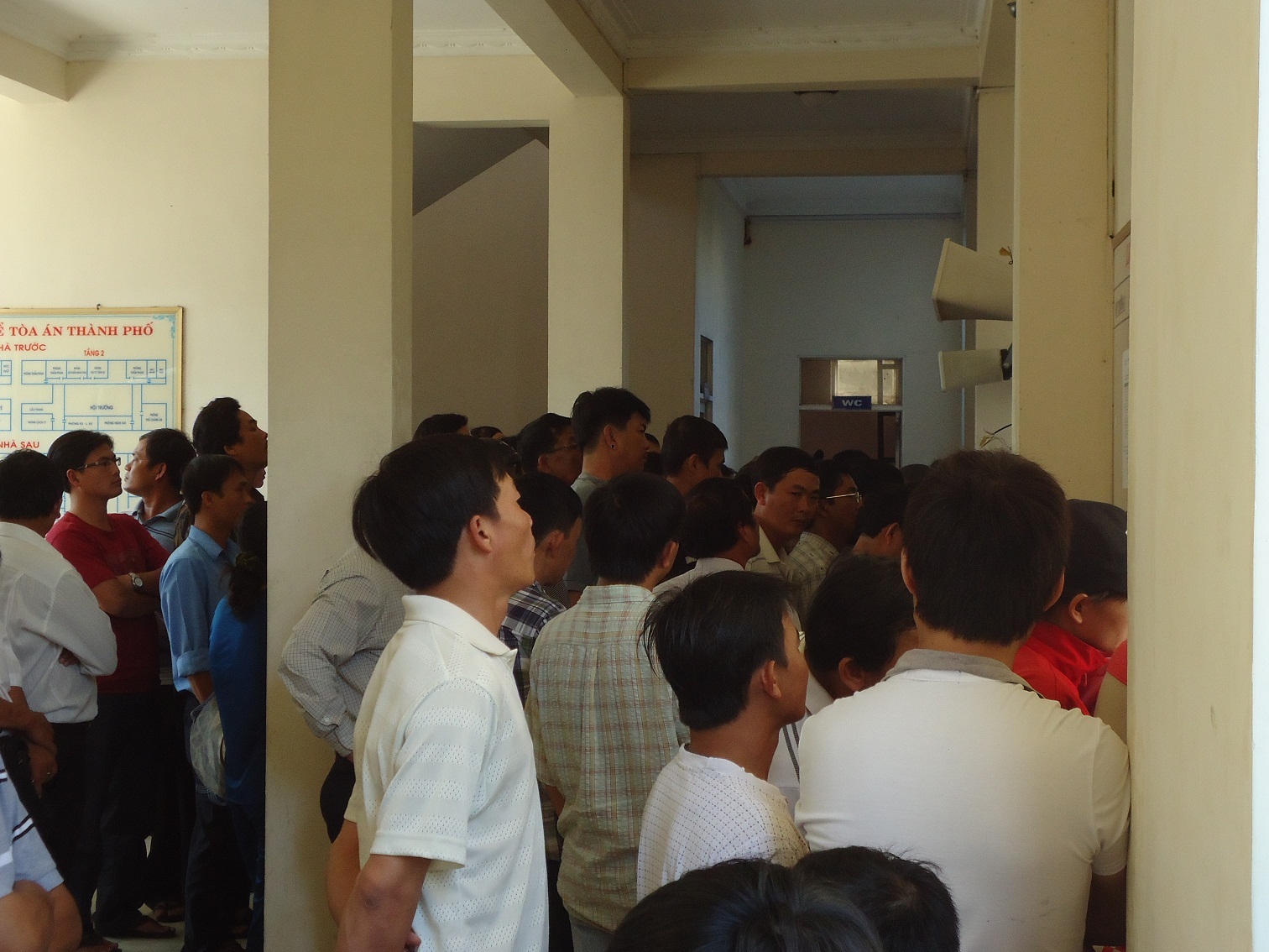 Ngày thứ 4 phiên tòa diễn ra mà người dân vẫn đến rất đông để nghe tòa tuyên án