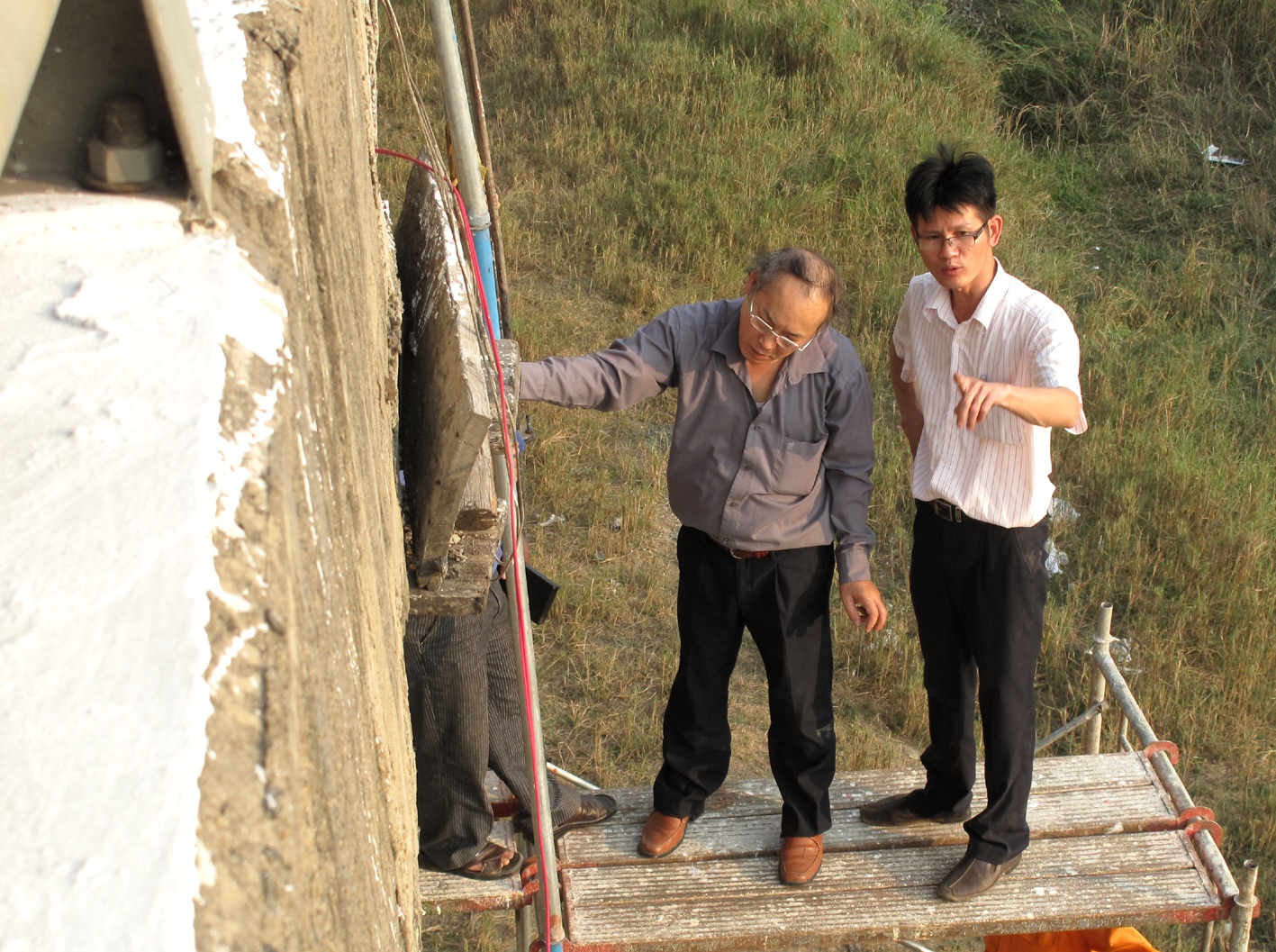Sẽ khắc phục xong sự cố cầu Đà Rằng trong 4 ngày - 1 Các chuyên gia khảo sát đưa phương án khắc phục sự cố hỏng cầu Đà Rằng